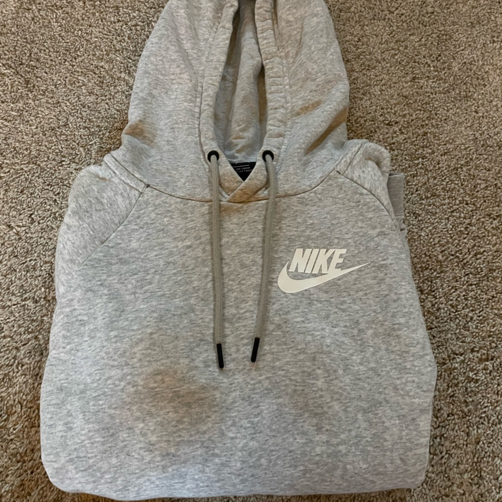 Small women’s Nike hoodie! Looks and feels brand new. Worn 1x